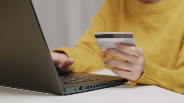 アジアの女性は自宅でクレジットカードを保持し ラップトップを使用しています オンラインショッピング インターネットバンキング 決済電子商取引の概念 — ストック動画