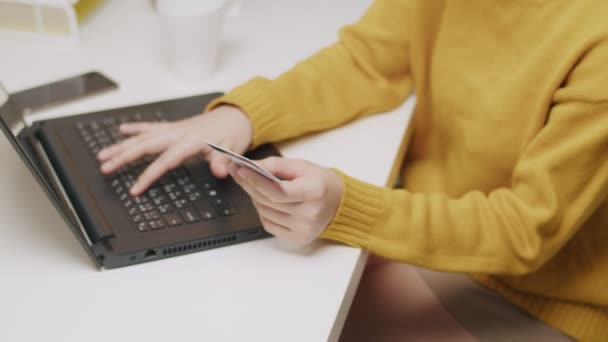Zbliżenie Atrakcyjnej Młodej Azjatki Używającej Laptopa Zakupów Online Kobieta Posiadająca — Wideo stockowe