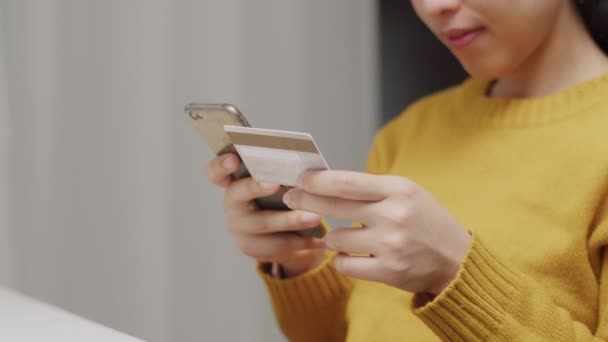 Mulher Segurando Cartão Crédito Usando Smartphone Casa Compras Online Internet — Vídeo de Stock