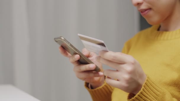 Mulher Segurar Cartões Crédito Usar Smartphones Casa Compras Online Internet — Vídeo de Stock