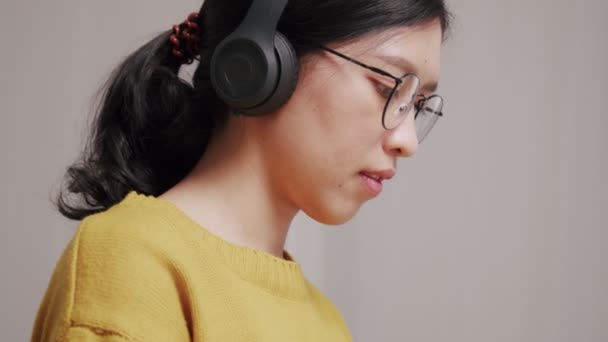 Ofisindeki Dizüstü Bilgisayarda Yazı Yazan Asyalı Bir Kadının Yakın Çekimi — Stok video