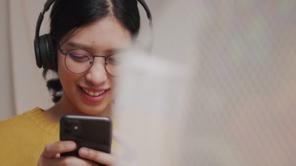 Mujer Joven Escuchando Música Con Auriculares Inalámbricos Bluetooth Teléfono Inteligente — Vídeos de Stock