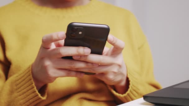 Gros Plan Mains Asiatique Femelle Assis Sur Bureau Lecture Répondre — Video