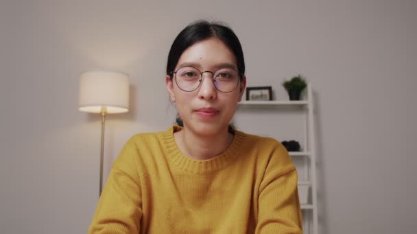 Retrato Uma Jovem Mulher Usando Óculos Reunião Line Cumprimentar Empresa — Vídeo de Stock