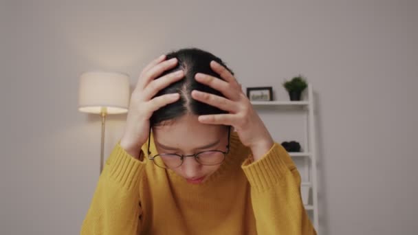 Depresyondaki Asyalı Kadın Ellerini Kafasına Koyunca Işi Konusunda Umutsuz Hissediyor — Stok video