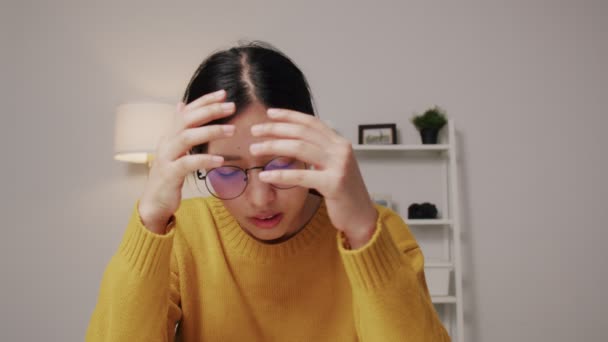 Depressziós Ázsiai Aki Fejébe Teszi Kezét Reménytelennek Érzi Munkáját Drámai — Stock videók