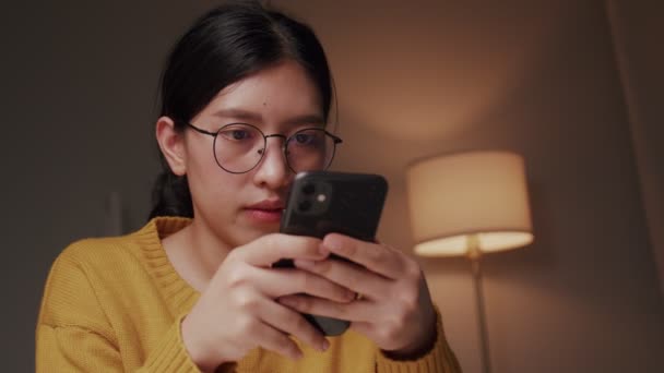 Mujer Joven Usando Teléfono Inteligente Chat Compras Línea Desde Casa — Vídeo de stock