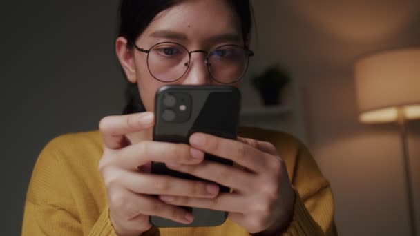 Strzał Ręczny Kobieta Nosząca Okulary Pomocą Smartfona Pracująca Nocy Domu — Wideo stockowe