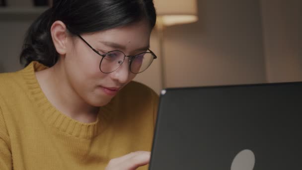 Młoda Azjatycka Bizneswoman Piękny Uśmiech Pomocą Laptopa Smartfona Podczas Siedzenia — Wideo stockowe