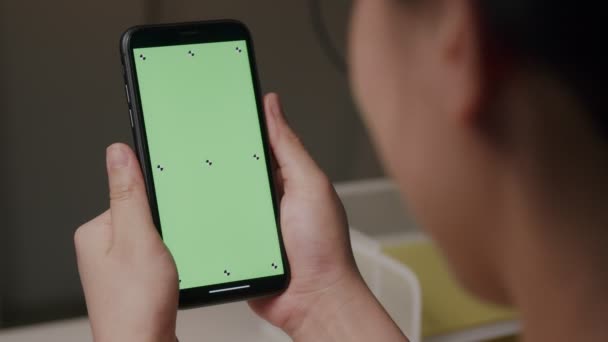Kafkas Bir Kadının Elinde Krom Anahtar Yeşil Ekran Akıllı Telefonuyla — Stok video