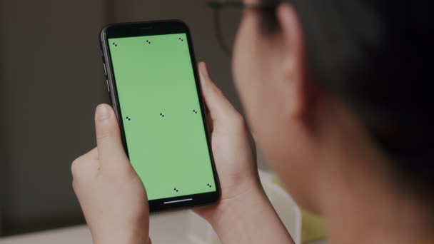 Kafkas Bir Kadının Elinde Krom Anahtar Yeşil Ekran Akıllı Telefonuyla — Stok video
