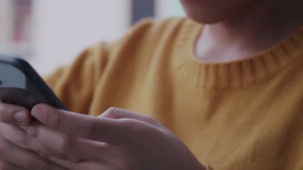 Asiatico Donna Trova Accanto Balcone Utilizza Uno Smartphone Godendo Una — Video Stock