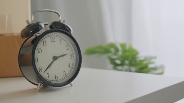 Une Horloge Sur Table Bureau Domicile Dans Après Midi — Video