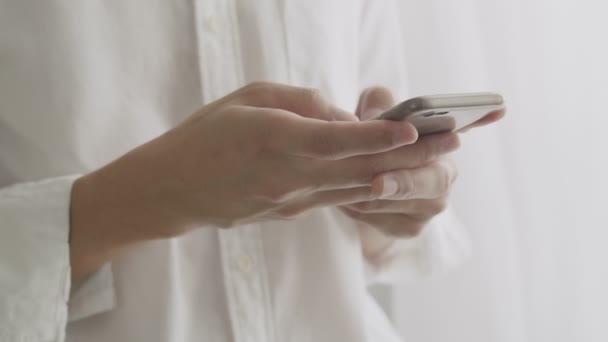 Fechar Mãos Empresário Rolando Feed Mídia Social Smartphone Enquanto Está — Vídeo de Stock