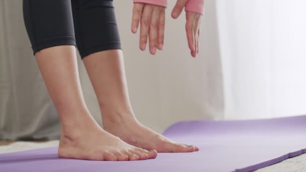 一名年轻貌美的亚洲女子伸腿和在家做瑜伽体操的特写镜头 — 图库视频影像