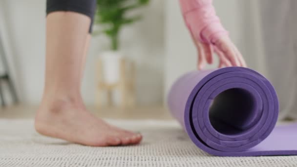 Close Handen Vrouw Ontrollen Trainingsmatten Voor Start Van Fitness Yoga — Stockvideo