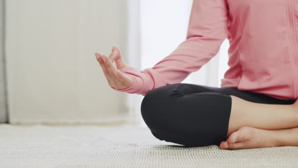 Atractiva Mujer Asiática Practicando Yoga Meditando Una Posición Loto Casa — Vídeos de Stock
