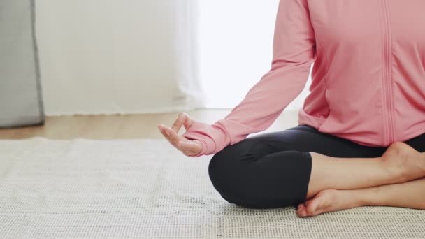 特写镜头下的女性躺在地板上 在家做瑜伽运动 — 图库视频影像