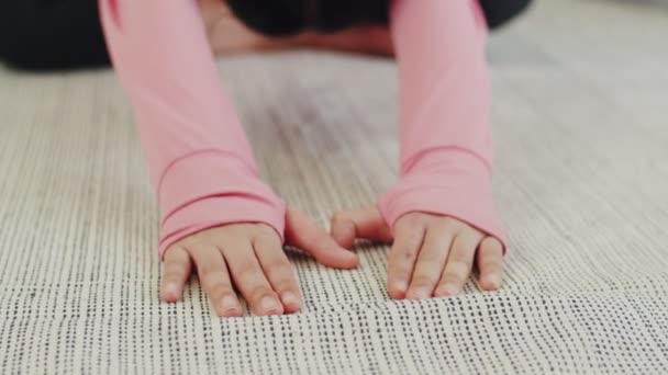 Κοντινό Πλάνο Γυναίκα Ξαπλωμένη Στο Πάτωμα Κάνει Γιόγκα Σπορ Άσκηση — Αρχείο Βίντεο
