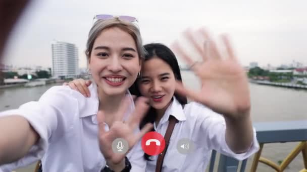 Happy Asian Pasangan Lesbian Panggilan Video Berbicara Dengan Teman Teman — Stok Video