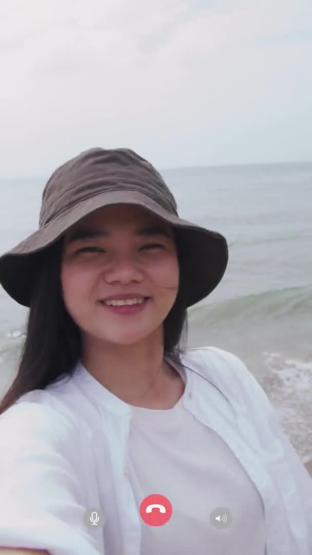 Boldog Utazó Facetime Video Hívás Egy Okostelefonnal Miközben Áll Strandon — Stock videók