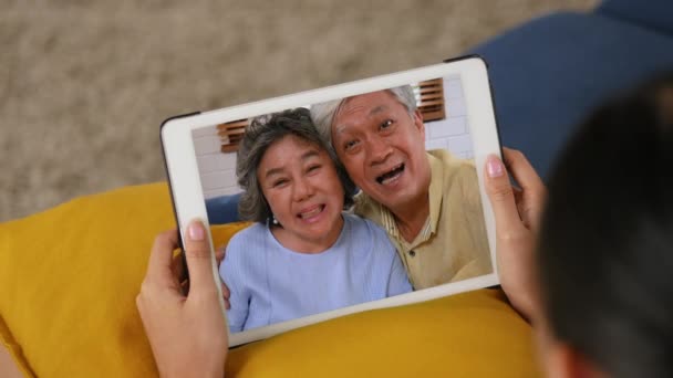 Jovem Neto Asiático Conversando Por Vídeo Com Avô Avó Enquanto — Vídeo de Stock