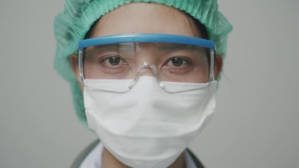 Close Portret Azjatycki Lekarz Lub Pielęgniarka Masce Ochronnej Mundurze Medycznym — Wideo stockowe