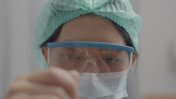 Azjatka Masce Twarz Trzyma Probówkę Krwią Covid Rozwój Leków Laboratoryjnych — Wideo stockowe