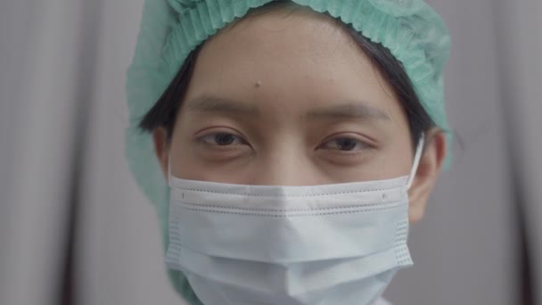 Close Pielęgniarka Azjatycka Masce Ochronnej Pracująca Szpitalu Podczas Pandemii Covid — Wideo stockowe