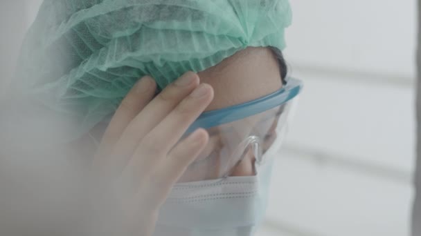Ärztin Oder Krankenschwester Aus Nächster Nähe Erschöpft Unter Kopfschmerzen Leidend — Stockvideo