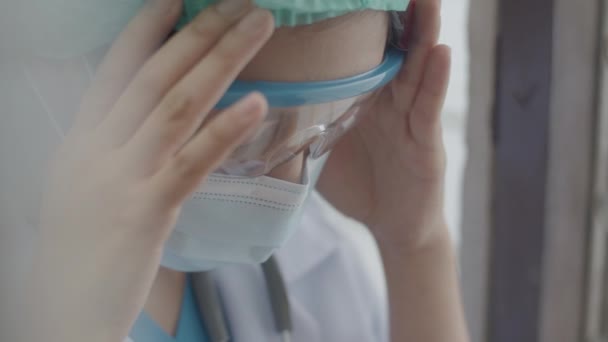 Enfermeira Exausta Cansada Médico Depois Trabalhar Epidemia Coronavírus — Vídeo de Stock