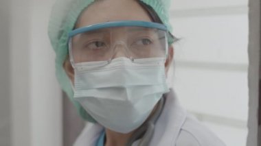 Koronavirüs salgını yüzünden çok sayıda hasta alan Asyalı doktorlar yorgun düştü..