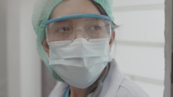 Médicos Asiáticos Cansados Depois Tomar Grande Número Pacientes Devido Epidemia — Vídeo de Stock