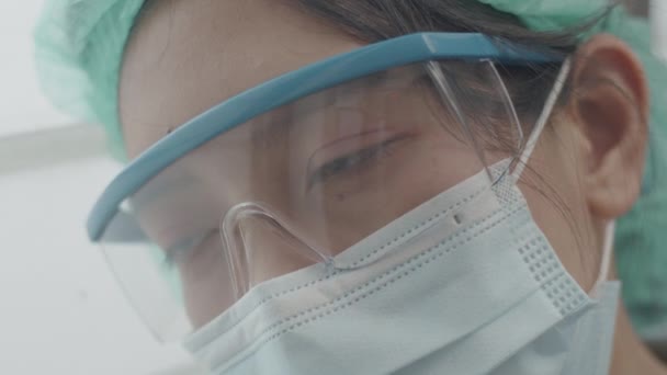 Retrato Close Enfermeira Está Cansada Trabalho Devido Grave Situação Pandemia — Vídeo de Stock