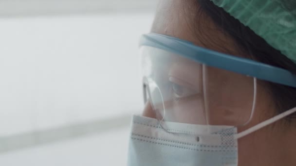 Arzt Oder Krankenschwester Großaufnahme Erschöpft Und Aus Dem Fenster Schauend — Stockvideo