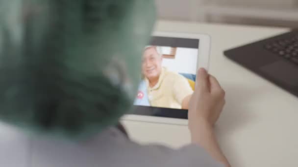 Aziatische Arts Met Behulp Van Tablet Video Oproep Naar Vader — Stockvideo