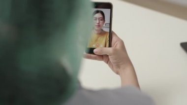 Genç bayan doktoru Coronavirus salgını sırasında hastanede çalışırken arkadaşlarına yaptığı akıllı telefon görüşmesini kullanarak kapatın..