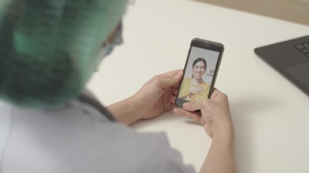 Genç Bayan Doktoru Coronavirus Salgını Sırasında Hastanede Çalışırken Arkadaşlarına Yaptığı — Stok video