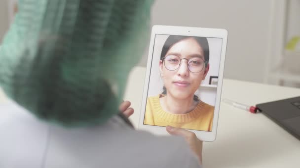 Close Vrouwelijke Verpleegkundige Met Behulp Van Een Tablet Video Gesprek — Stockvideo