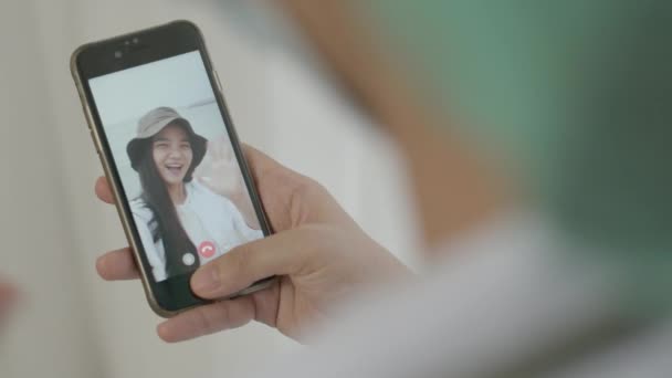 Close Jonge Vrouwelijke Verpleegkundige Met Behulp Van Een Smartphone Video — Stockvideo