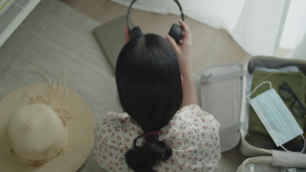 Mujer Asiática Tumbada Suelo Dormitorio Leyendo Libro Escuchando Música Mujer — Vídeos de Stock