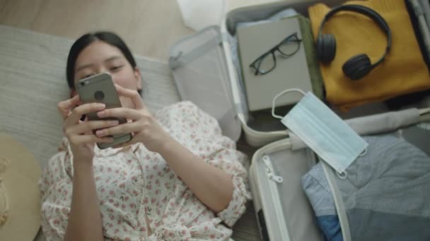 Mujer Asiática Tumbada Suelo Dormitorio Escribiendo Mensajes Las Redes Sociales — Vídeos de Stock