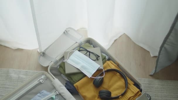 头像拍摄的手提箱准备旅行 打包手提箱计划为暑假的公路旅行做准备 — 图库视频影像