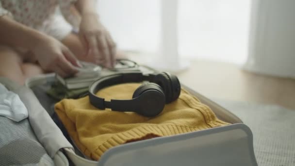 Ταξιδέψτε Καυκάσια Γυναίκα Συσκευασίας Βαλίτσα Σχεδιασμό Ετοιμάζεται Για Ένα Οδικό — Αρχείο Βίντεο
