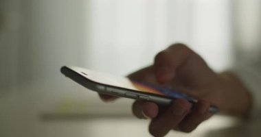 Sosyal medyada gezinen akıllı bir telefonu tutmak ya da çevrimiçi içeriği, iletişim konseptini izlemek.