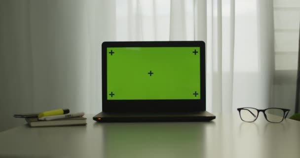 Ofis Odasındaki Bir Masada Krom Tuşlu Yeşil Ekranlı Bir Dizüstü — Stok video