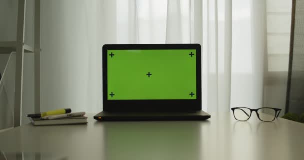 Съемка Ноутбука Зеленым Цветным Экраном Столе Офисной Комнате Просмотр Онлайн — стоковое видео