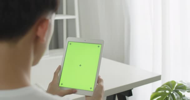 Asyalı Işadamı Ofis Odasında Krom Anahtar Yeşil Ekranlı Tablet Kullanarak — Stok video