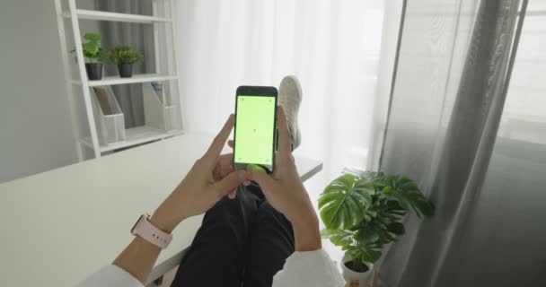 Pov截图 商人坐在办公室的椅子上 使用带有彩色键绿色屏幕的手机 在社交媒体上滚动或观看在线内容 交流概念 — 图库视频影像