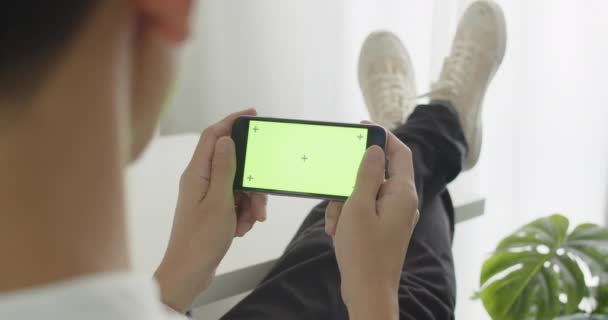 Азиатский Мужчина Сидит Стуле Используя Смартфон Зеленым Цветовым Экраном Офисной — стоковое видео